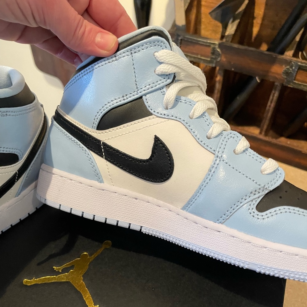 Jordan 1 mid ice blue BRAND NEW